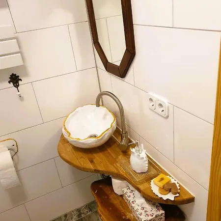 Lipolas-slowlife&guesthouse *